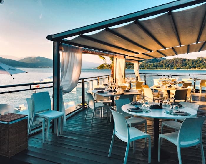 Sonnige Hochterrasse des Zum Alten Fritz im Sommer